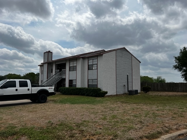 119-131 Circle Ct in Pleasanton, TX - Building Photo - Building Photo