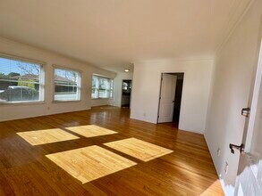 6122 S Fairfax Ave in Los Angeles, CA - Foto de edificio - Building Photo