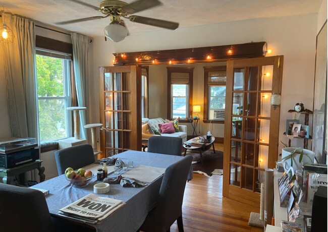 16 Montgomery St, Unit 2 in Cambridge, MA - Building Photo - Building Photo