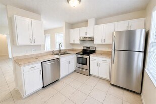 3141 Huron Ave in Oldsmar, FL - Building Photo