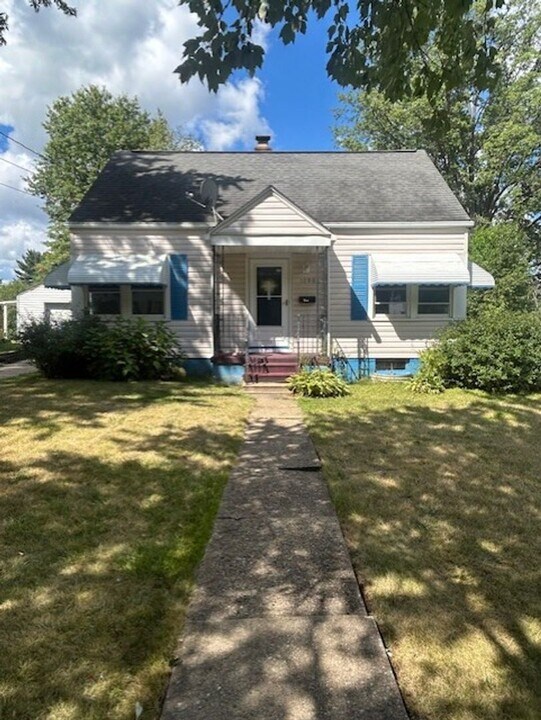 1090 Hartford Ave in Akron, OH - Building Photo