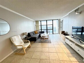 800 Parkview Dr, Unit 1007 in Hallandale Beach, FL - Foto de edificio - Building Photo