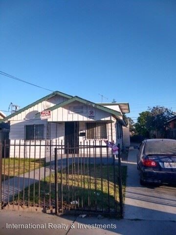 119 W 94th St in Los Angeles, CA - Building Photo