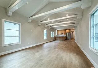 150 N Arnaz Dr, Unit C in Beverly Hills, CA - Building Photo - Building Photo