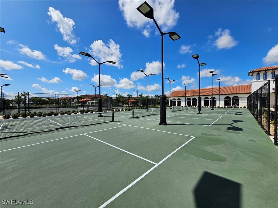 11624 Onyx Cir in Ft. Myers, FL - Foto de edificio