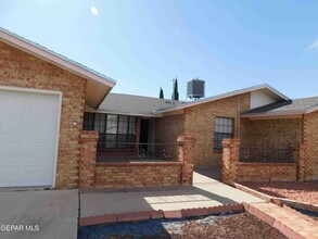 11200 Thundercloud Dr in El Paso, TX - Building Photo - Building Photo