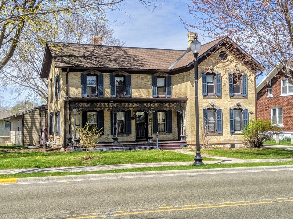 128 S Main St, Unit 128 in Deforest, WI - Foto de edificio