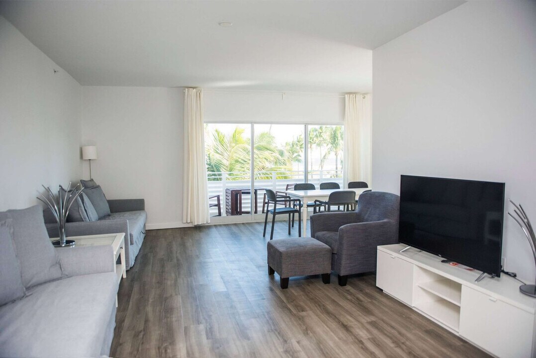 1200 Ocean Dr in Miami Beach, FL - Building Photo