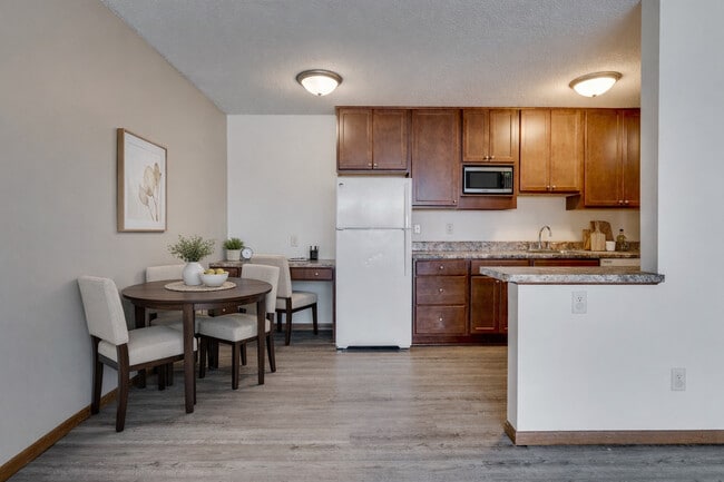 Queen Terrace Apartments in Richfield, MN - Building Photo - Building Photo