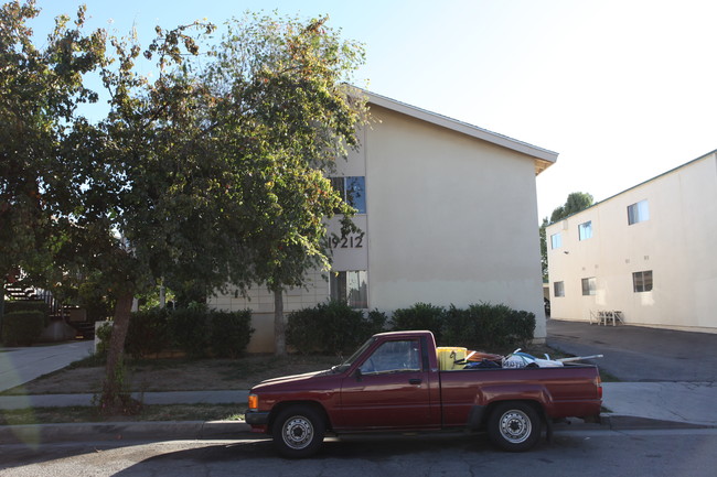 19212 Bryant St in Northridge, CA - Foto de edificio - Building Photo