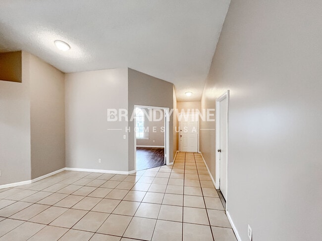 8055 International Village Dr in Jacksonville, FL - Foto de edificio - Building Photo