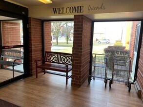 Charles Major Manor Affordable Senior Housing in Shelbyville, IN - Foto de edificio - Building Photo