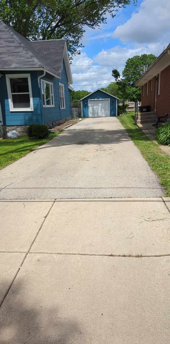 1219 Burton St in Rockford, IL - Building Photo - Building Photo
