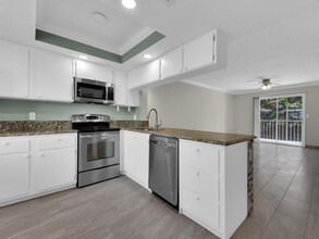 140 Cypress Way E, Unit 606 in Naples, FL - Foto de edificio - Building Photo