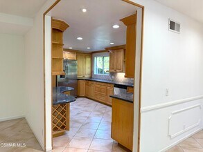 64 Birchwood Ave in Oak Park, CA - Foto de edificio - Building Photo