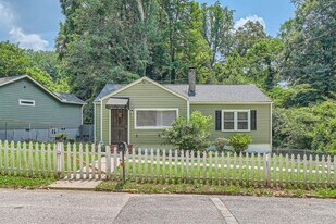 1744 S Olympian Way SW in Atlanta, GA - Building Photo