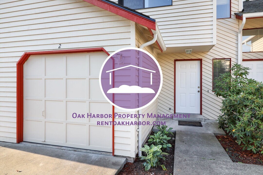 1025 SW Kaleeton Loop in Oak Harbor, WA - Building Photo