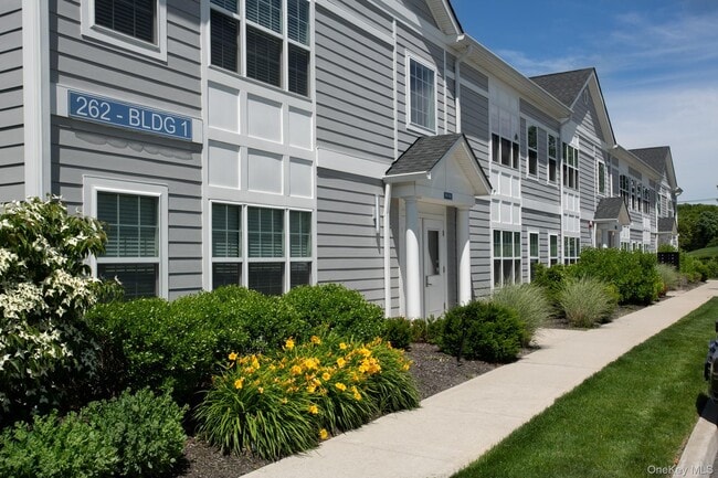 262 Indian Head Rd in Kings Park, NY - Building Photo - Building Photo