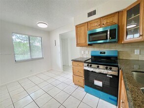 2209 S Cypress Bend Dr in Pompano Beach, FL - Building Photo - Building Photo