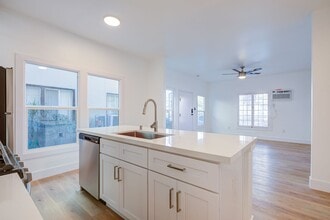 4886 Lexington Ave in Los Angeles, CA - Building Photo - Building Photo