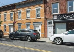 72-47 Metropolitan Ave in Queens, NY - Building Photo