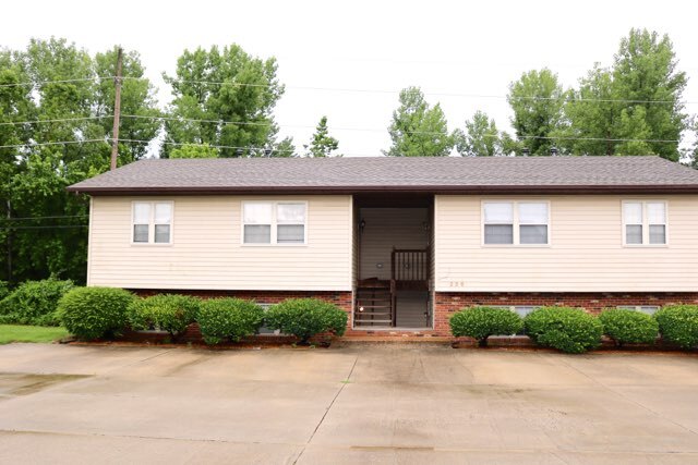 240 W Main St in Glen Carbon, IL - Building Photo