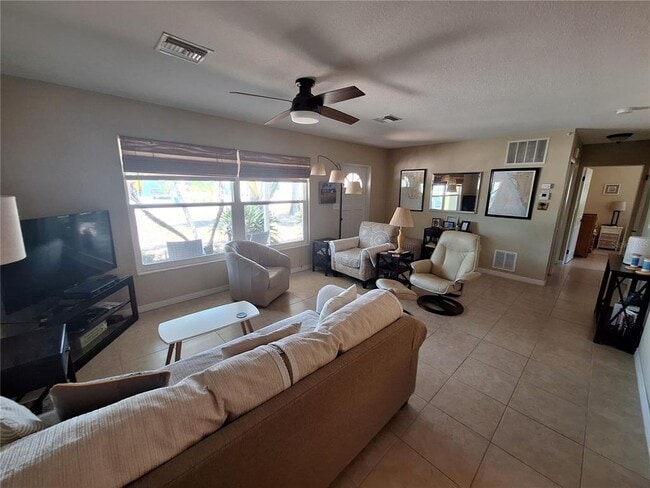 1541 Crest Dr in Englewood, FL - Building Photo - Building Photo