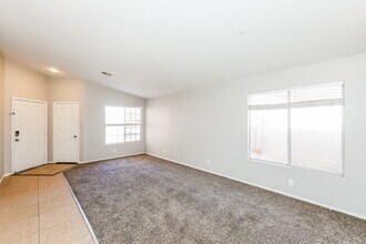 932 Clubview Dr in Henderson, NV - Building Photo - Building Photo