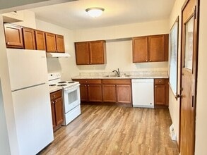 1933 Fairview Dr in West Bend, WI - Building Photo - Building Photo