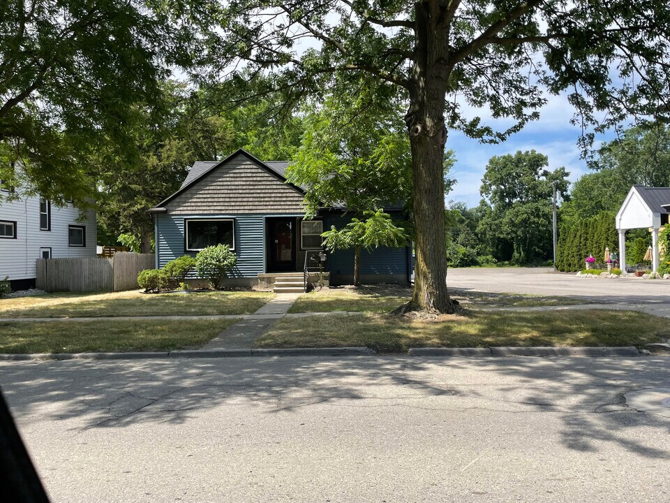 26095 E Huron River Dr in Flat Rock, MI - Building Photo