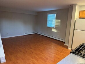 44 1/2 Avenue A in Port Washington, NY - Building Photo - Building Photo