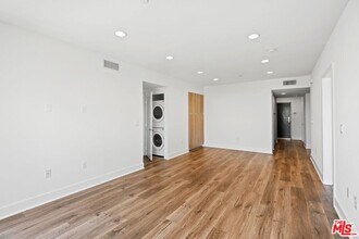 1301 Brockton Ave in Los Angeles, CA - Foto de edificio - Building Photo