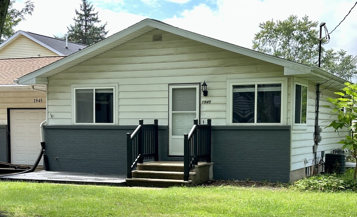 1945 Adelpha Ave in Holt, MI - Building Photo