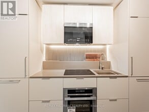 1 Fairview Rd E in Mississauga, ON - Building Photo - Building Photo