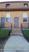 1008 N Oaks Blvd in North Brunswick, NJ - Building Photo - Building Photo