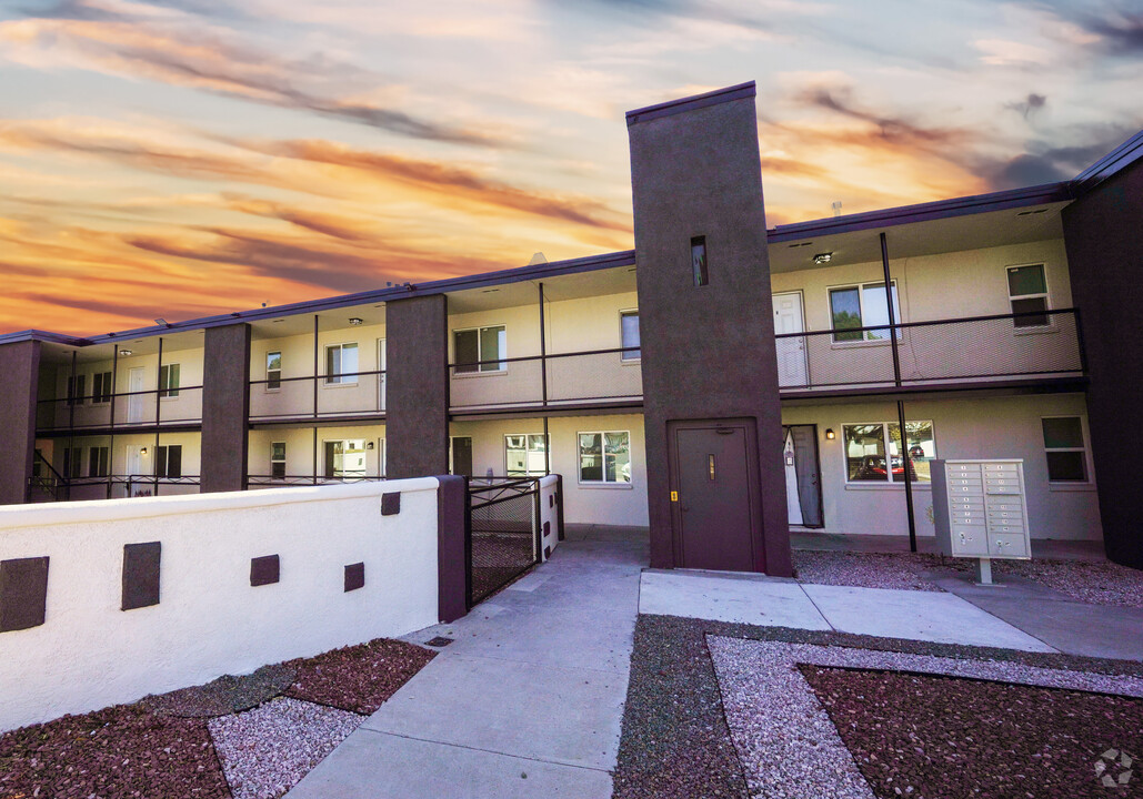 Northeastern Apts - Available Now in Albuquerque, NM - Foto de edificio