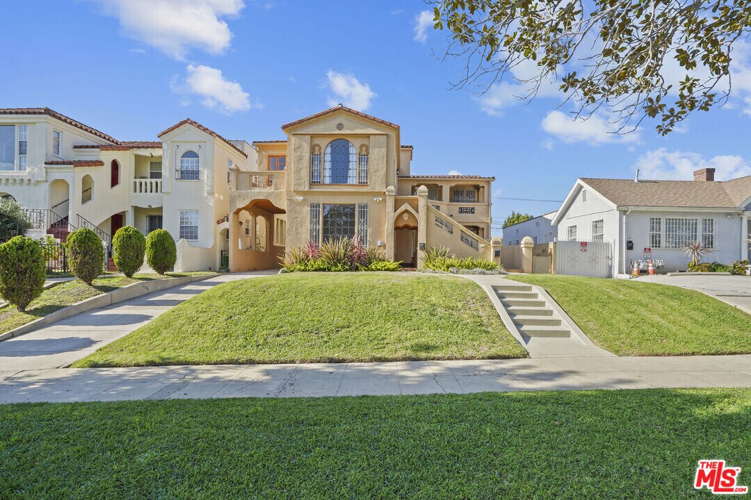 1143 S Rimpau Blvd in Los Angeles, CA - Building Photo