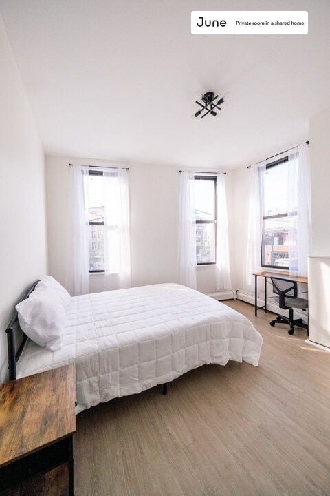 Private bedroom in 2 bed/1 bath Home in New York, NY - Building Photo