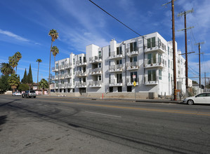 6222 Kester Ave in Van Nuys, CA - Foto de edificio - Building Photo