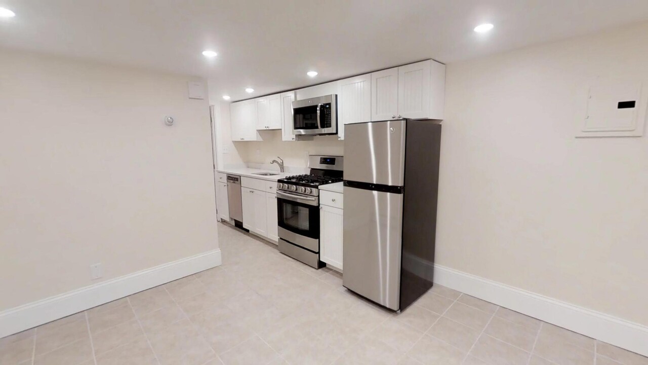 65 Walden St, Unit 1R in Cambridge, MA - Building Photo