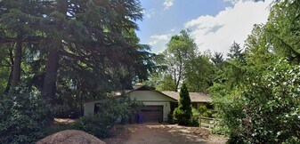 920 SW Stephenson Ct in Portland, OR - Building Photo