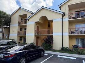 7610 Westwood Dr in Tamarac, FL - Building Photo