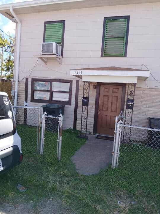 6113 Ave Q 1/2 in Galveston, TX - Building Photo