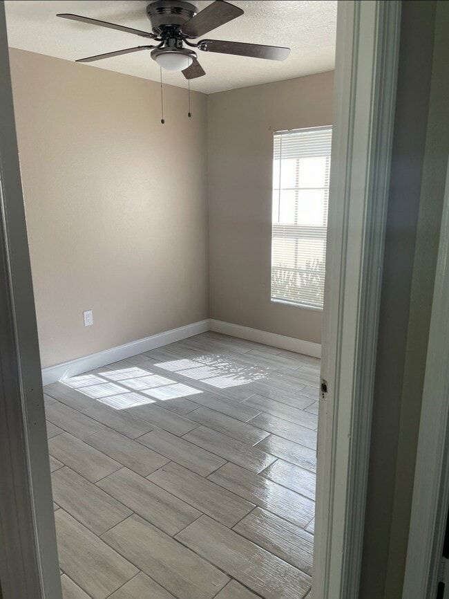 5228 Bogdonoff Dr in Seffner, FL - Building Photo - Building Photo