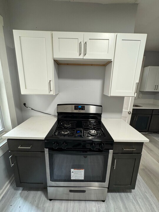 77 2nd St in Newark, NJ - Building Photo