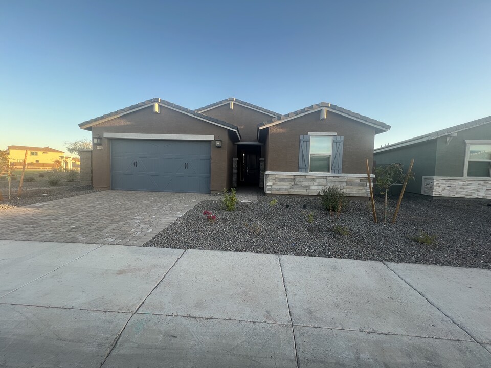 6823 W Samantha Way in Laveen, AZ - Building Photo