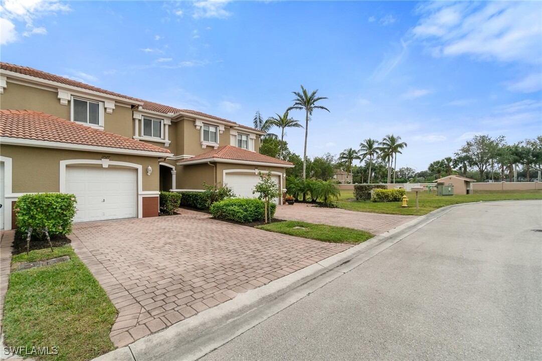17577 Brickstone Loop in Ft. Myers, FL - Foto de edificio