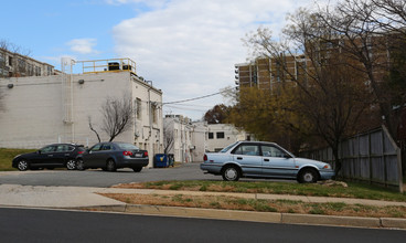 2400 Columbia Pike in Arlington, VA - Building Photo - Building Photo