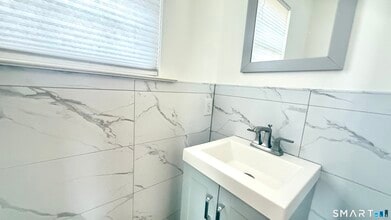 36 Schoolhouse Landing in East Granby, CT - Building Photo - Building Photo