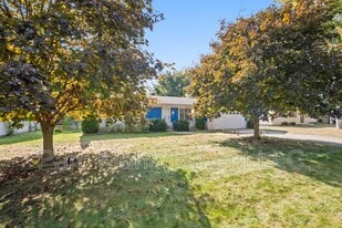 2076 Harned St in Troy, MI - Building Photo